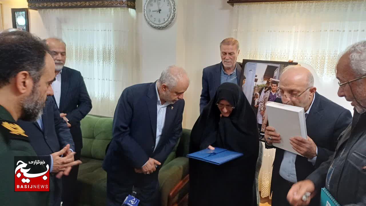 عکسی که پس از ۳۸ سال به دست مادر شهید رسید