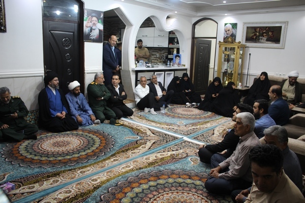 دیدار سردار رزمجو از خانواده شهید مجیدزاده دیدار سردار رزمجو از خانواده شهید مجیدزاده