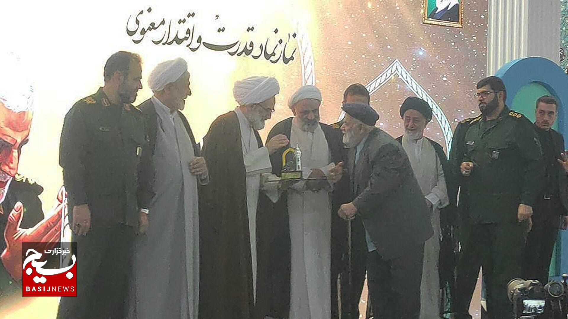 تجلیل از برترینهای نماز در همایش استانی گیلان تجلیل از برترینهای نماز در همایش استانی گیلان