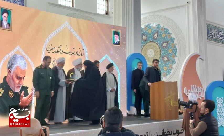 تجلیل از برترینهای نماز در همایش استانی گیلان تجلیل از برترینهای نماز در همایش استانی گیلان