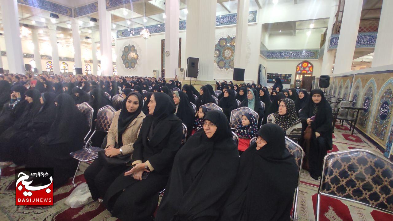 تجلیل از برترینهای نماز در همایش استانی گیلان تجلیل از برترینهای نماز در همایش استانی گیلان