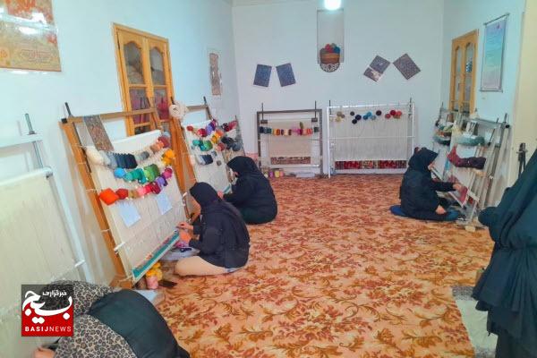 بانوی کارآفرین نهاوندی که با پشتکار خود امروز حامی بانوان دیگر است بانوی کارآفرین نهاوندی که با پشتکار خود امروز حامی بانوان دیگر است