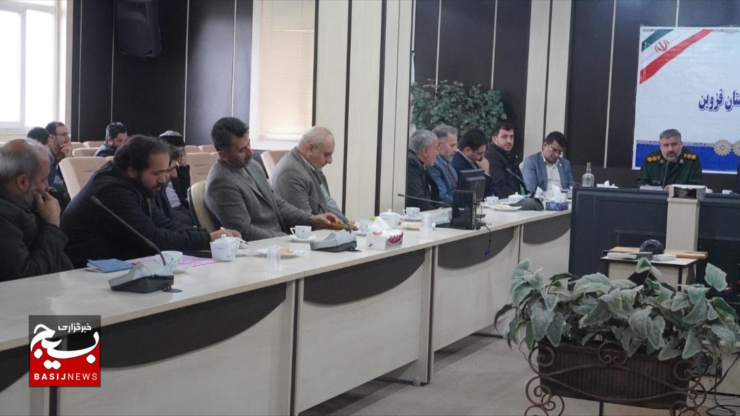 تولید کنندگان و کارگران سربازان جنگ اقتصادی هستند تولید کنندگان و کارگران سربازان جنگ اقتصادی هستند