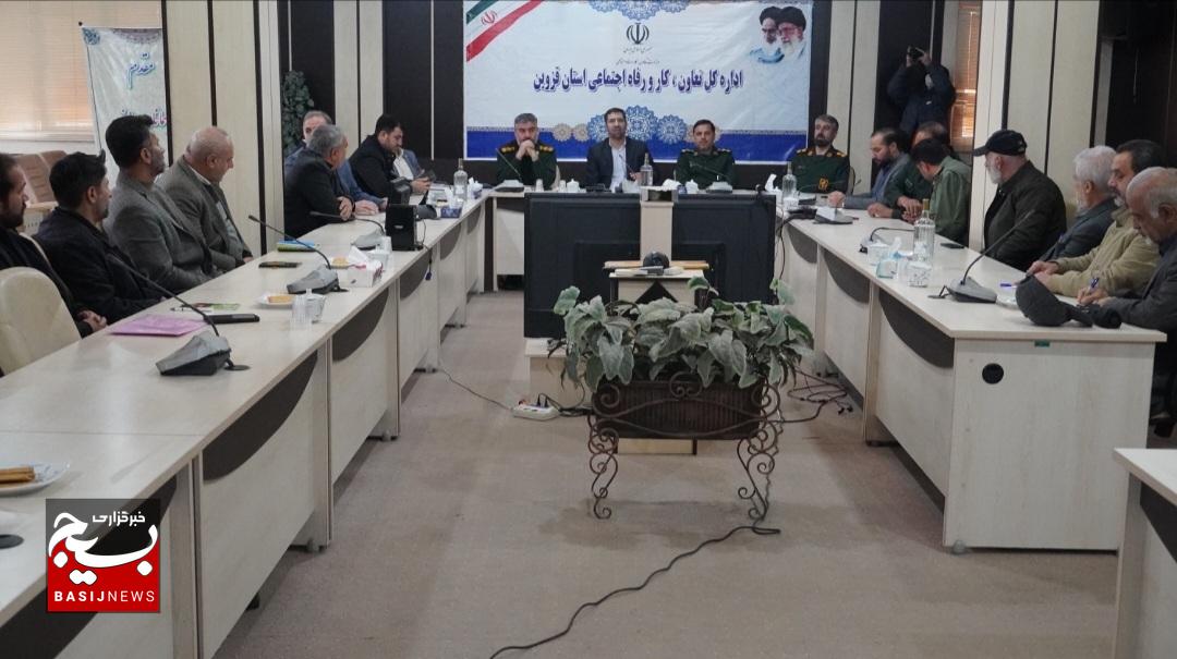 تولید کنندگان و کارگران سربازان جنگ اقتصادی هستند تولید کنندگان و کارگران سربازان جنگ اقتصادی هستند