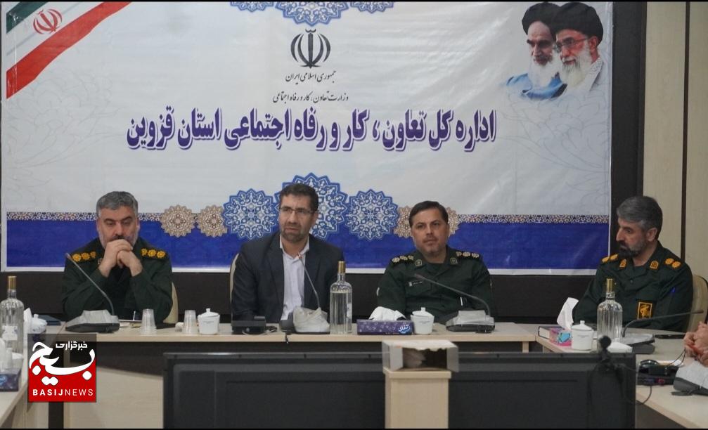 تولید کنندگان و کارگران سربازان جنگ اقتصادی هستند تولید کنندگان و کارگران سربازان جنگ اقتصادی هستند