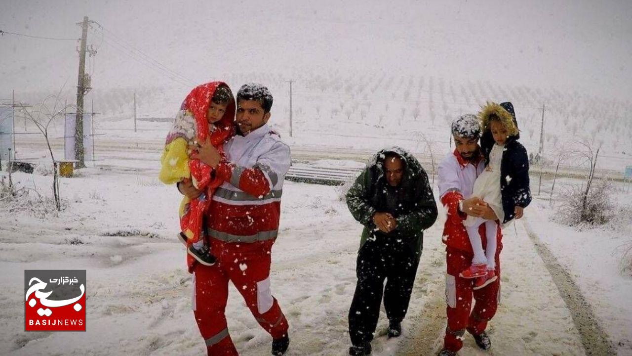 امداد رسانی هلال احمر فریمان به ۱۵ مسافر گرفتاردر برف امداد رسانی هلال احمر فریمان به ۱۵ مسافر گرفتاردر برف