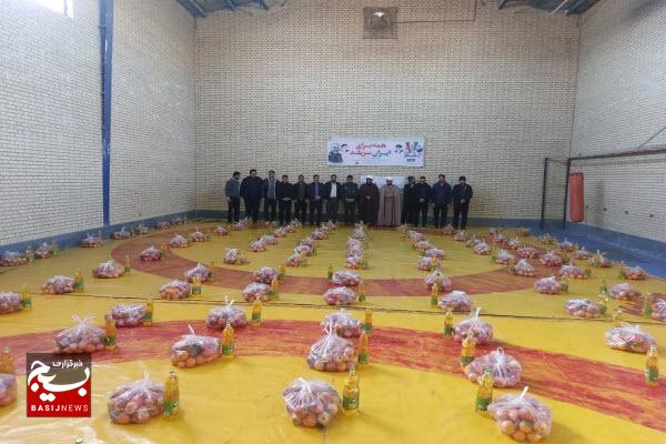 توزیع ۱۳۵ بسته یلدایی توسط گروه جهادی انصارالمهدی حوزه سیدالشهدا(ع) ماماهان توزیع ۱۳۵ بسته یلدایی توسط گروه جهادی انصارالمهدی حوزه سیدالشهدا(ع) ماماهان