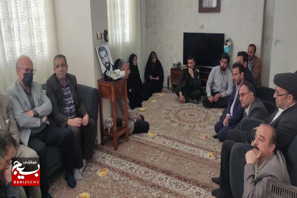 یادواره خانگی شهید هنرمند منوچهر شعبانی در اسدآباد برگزار شد یادواره خانگی شهید هنرمند منوچهر شعبانی در اسدآباد برگزار شد