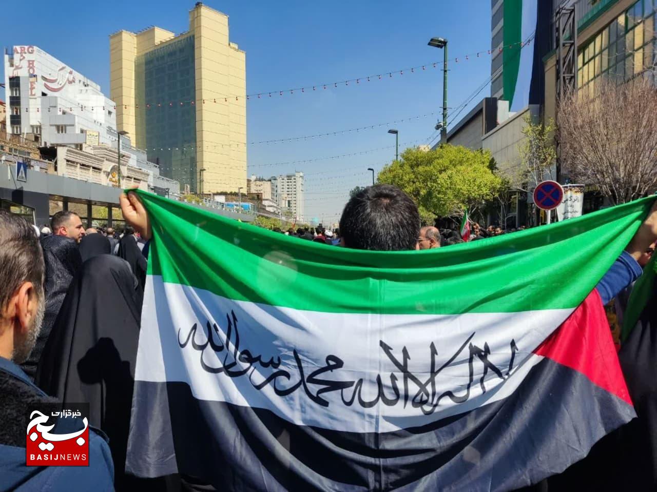 حضور پرشور مجاوران و زائران علی بن موسی الرضا در روز قدس حضور پرشور مجاوران و زائران علی بن موسی الرضا در روز قدس