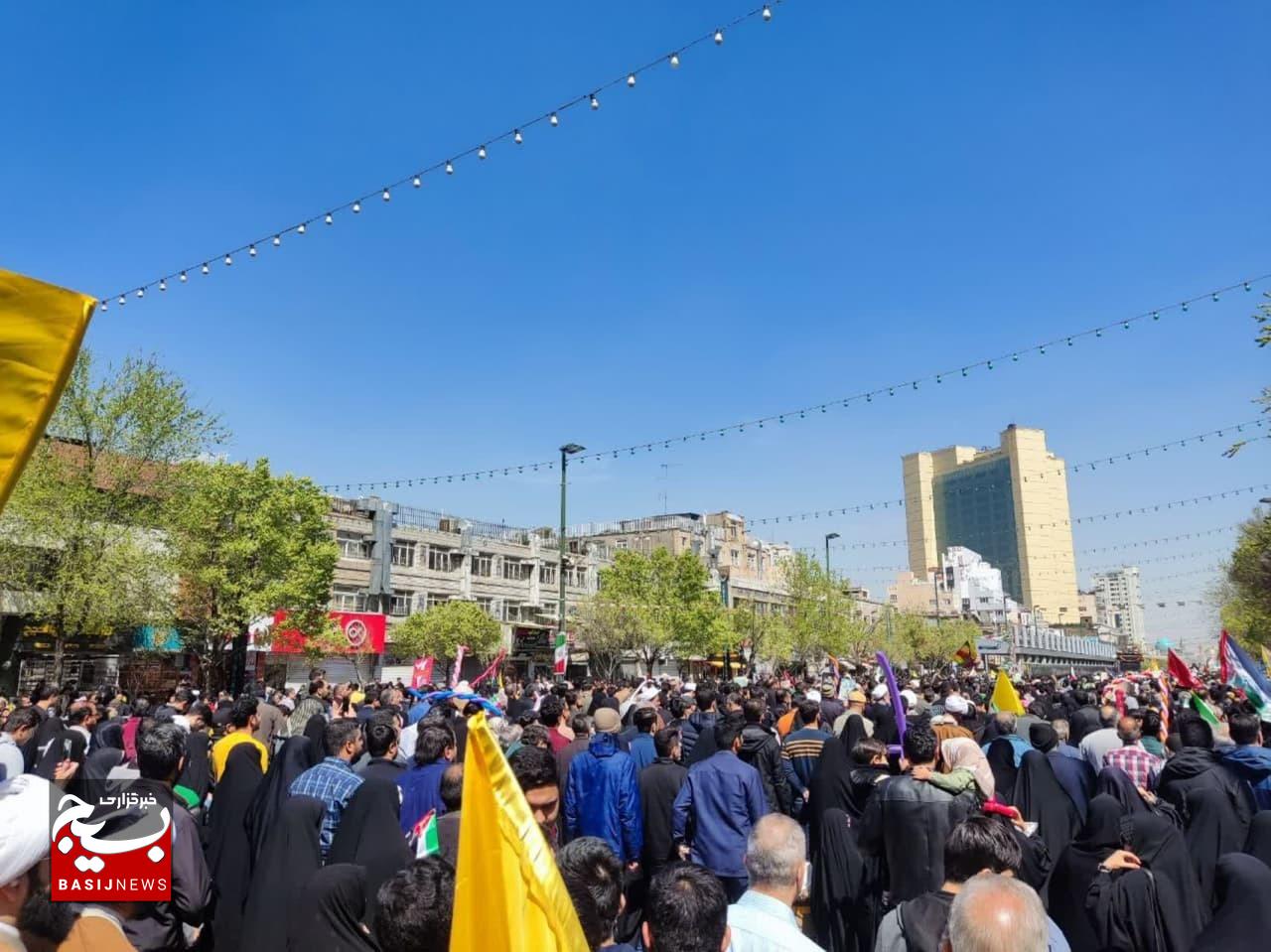 حضور پرشور مجاوران و زائران علی بن موسی الرضا در روز قدس حضور پرشور مجاوران و زائران علی بن موسی الرضا در روز قدس