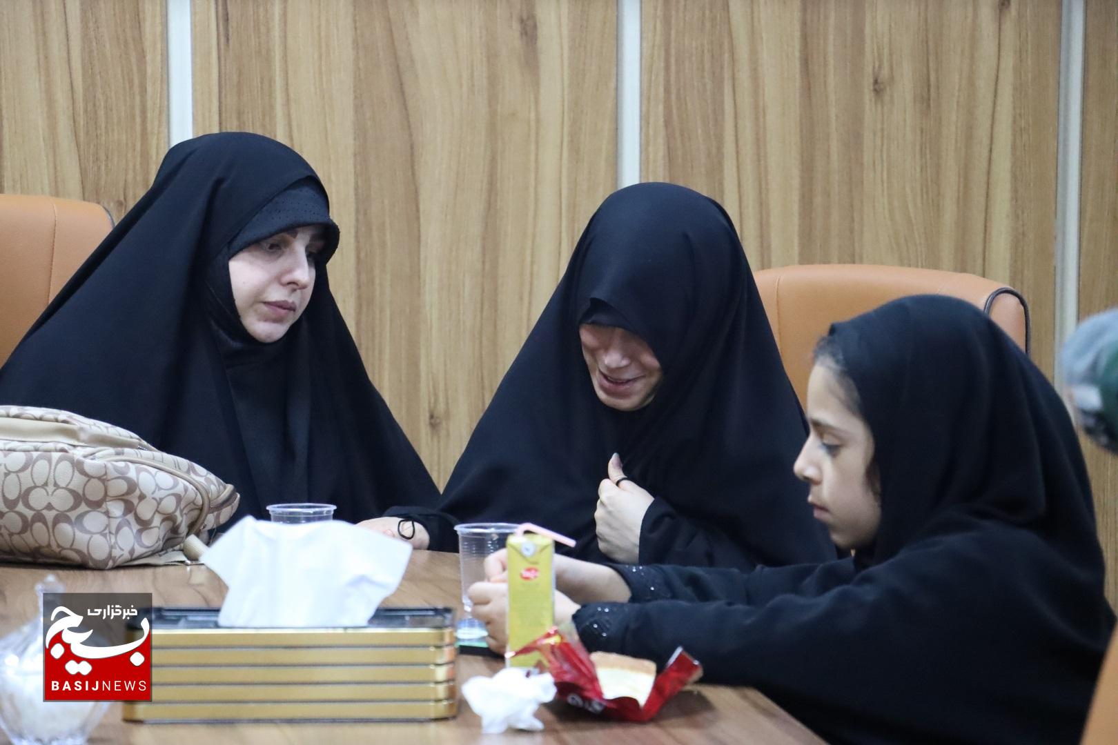 دیدار فرمانده و مسئول نمایندگی ولی‌فقیه در سپاه قدس گیلان با خانواده شهید مدافع امنیت  رضا سلمانی پیشه