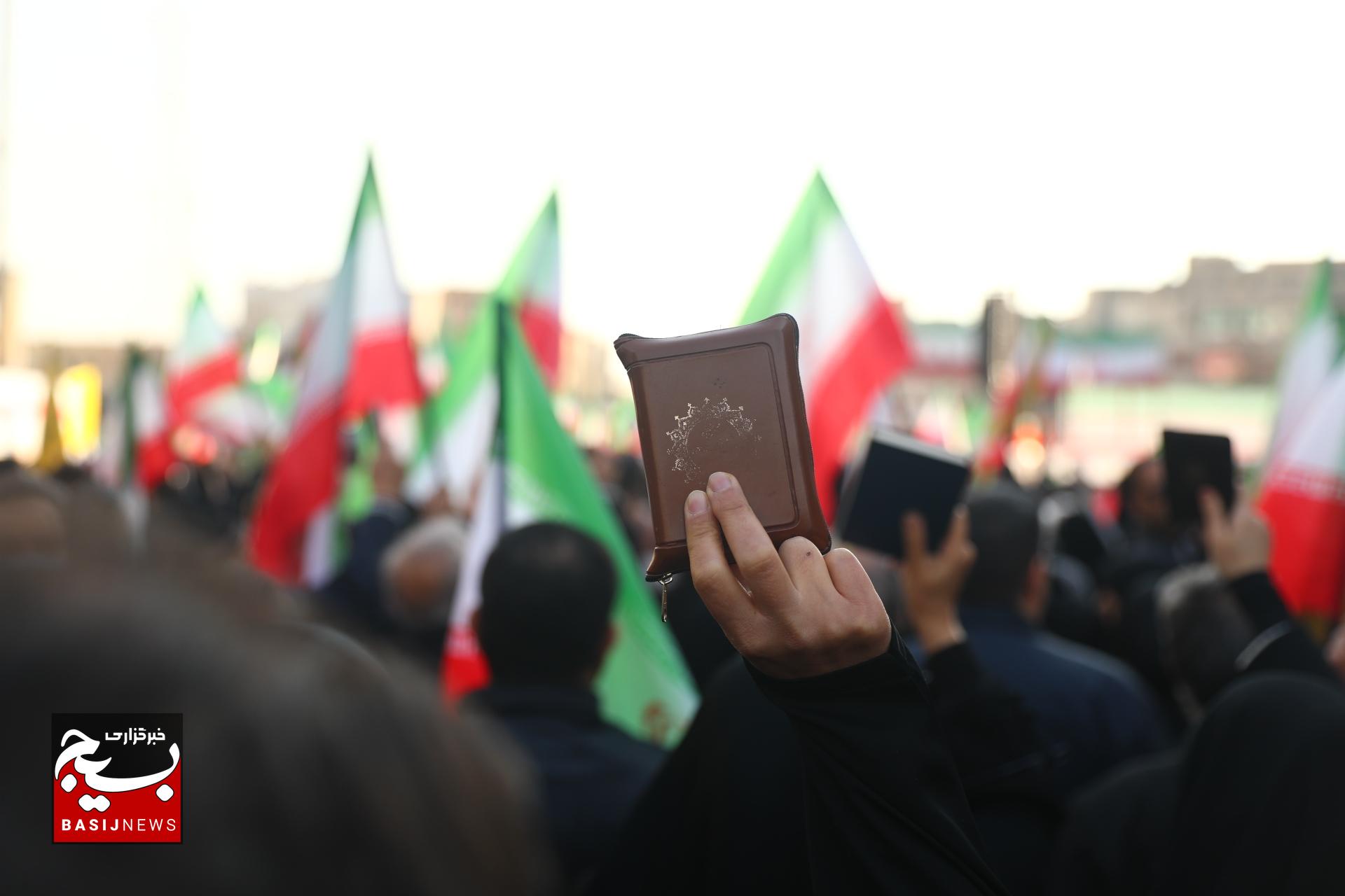 روایت دوربین بسیج از راهپیمایی میلیونی تهرانی‌ها علیه اغتشاشگران و تروریست‌های مسلح