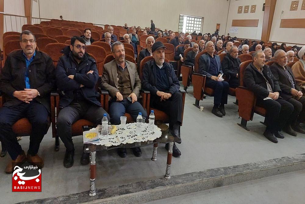انقلاب اسلامی در مقابل استکبار جهانی ایستاده است
