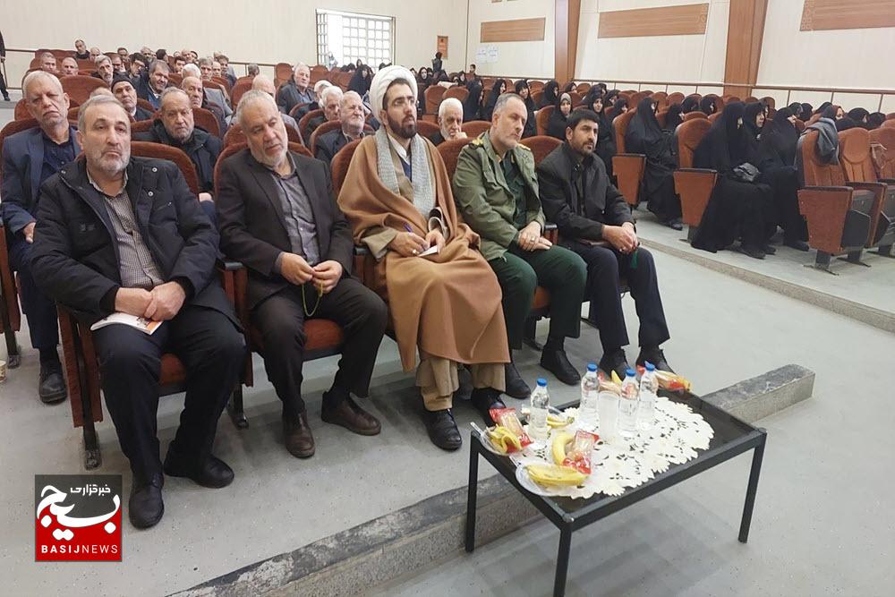 انقلاب اسلامی در مقابل استکبار جهانی ایستاده است