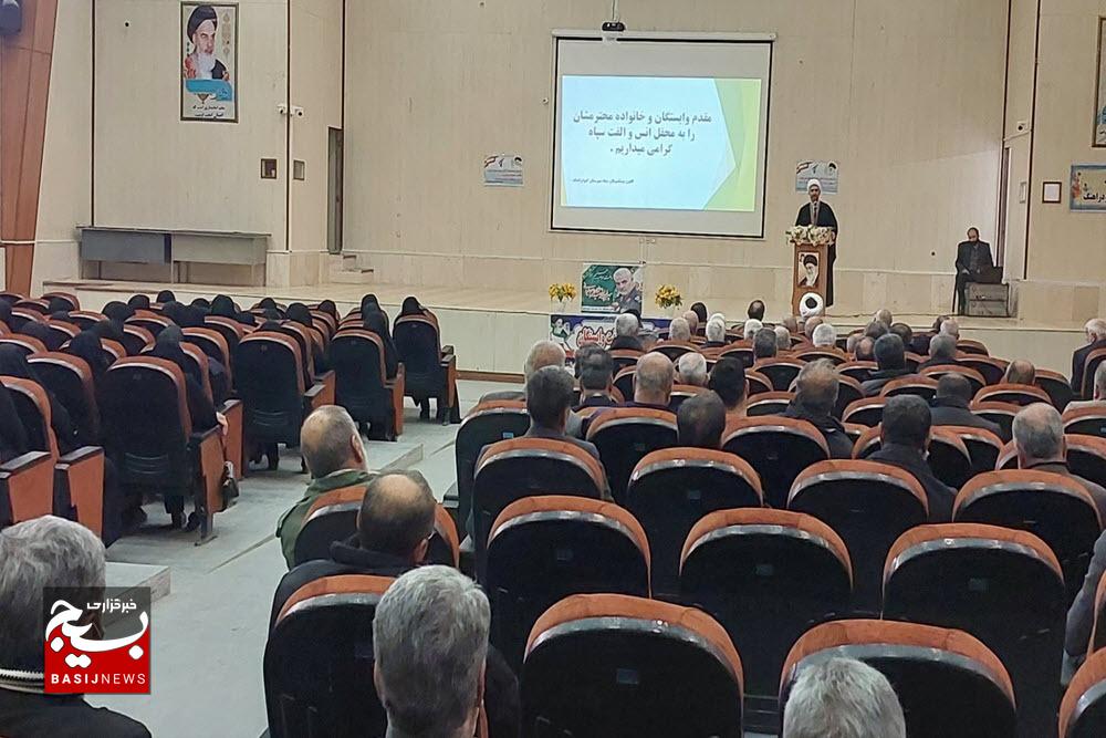 انقلاب اسلامی در مقابل استکبار جهانی ایستاده است