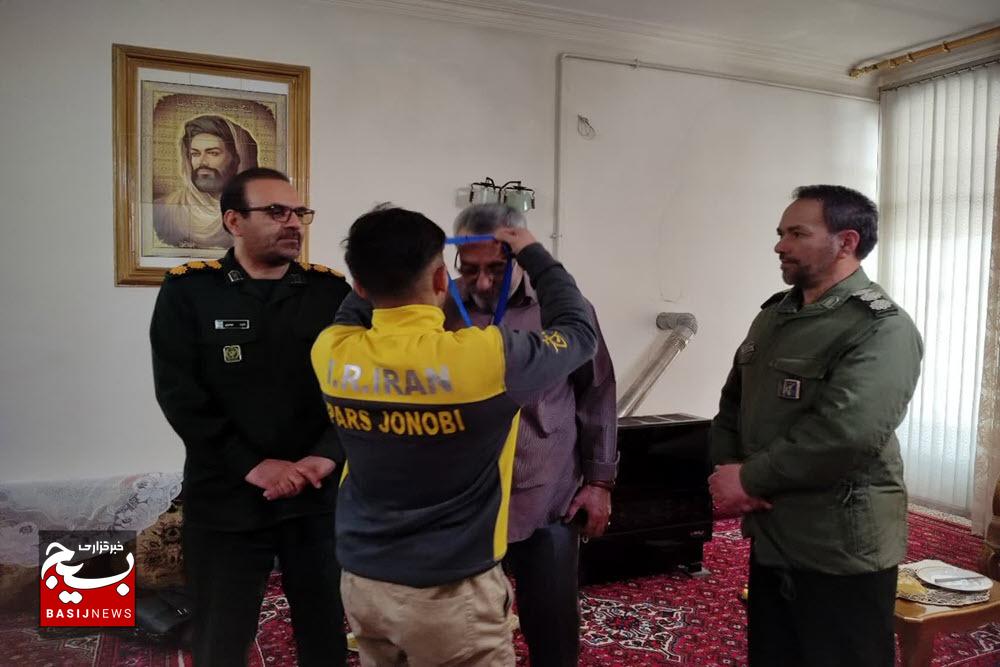 تقدیم مدال قهرمان ملایری به خانواده شهید نظری 