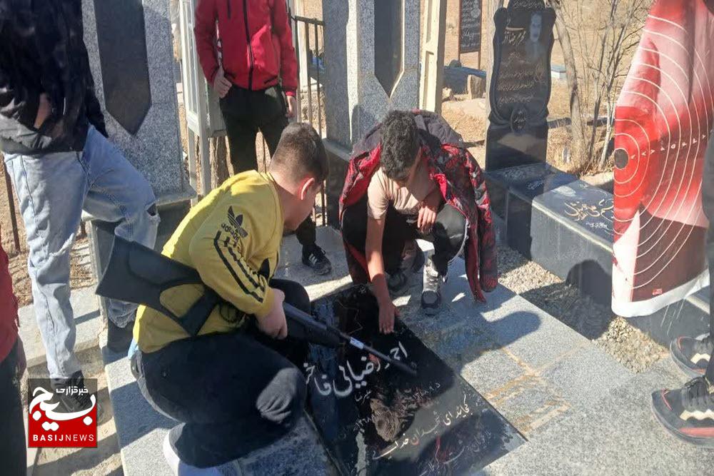 غبارروبی مزار شهدا روستای وسمق به مناسبت حماسه ۹ دی و سالگرد شهادت سردار دل‌ها
