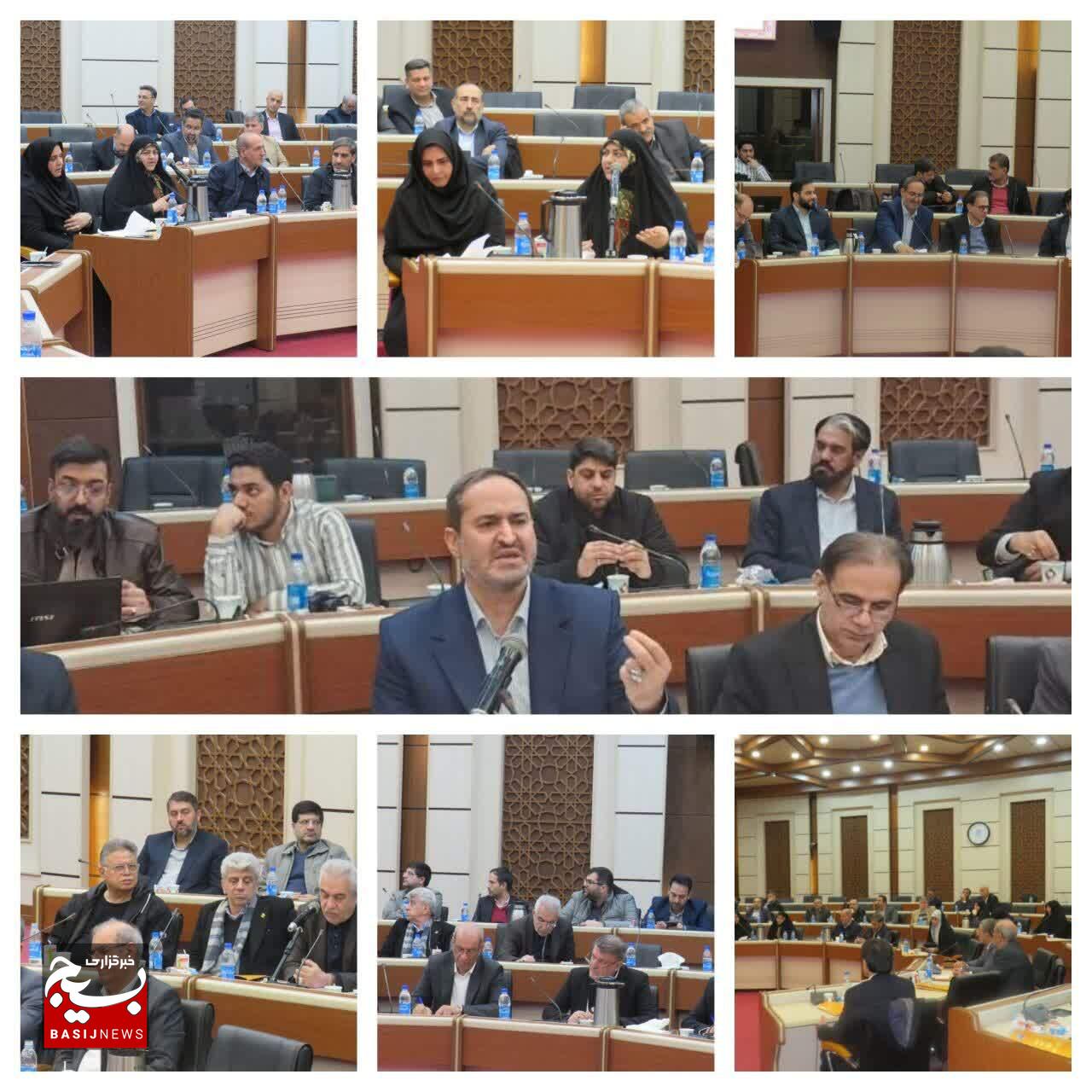 ۹ دی؛ همصدایی برای کار و کرامت/ مطالبات جامعه کارگری و بازنشستگان روی میز تصمیمسازان کشور ۹ دی؛ همصدایی برای کار و کرامت/ مطالبات جامعه کارگری و بازنشستگان روی میز تصمیمسازان کشور