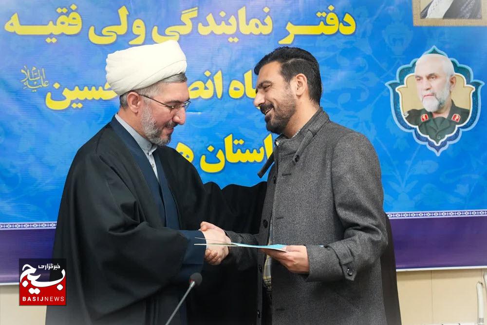 شعر شاعران سلاح و نوای آنان مرهم است شعر شاعران سلاح و نوای آنان مرهم است