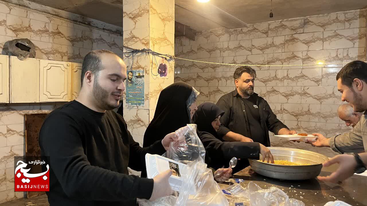 توزیع بیش از یک هزار پرس غذای گرم در به نیابت از شهدای مدافع امنیت در رشت توزیع بیش از یک هزار پرس غذای گرم در به نیابت از شهدای مدافع امنیت در رشت