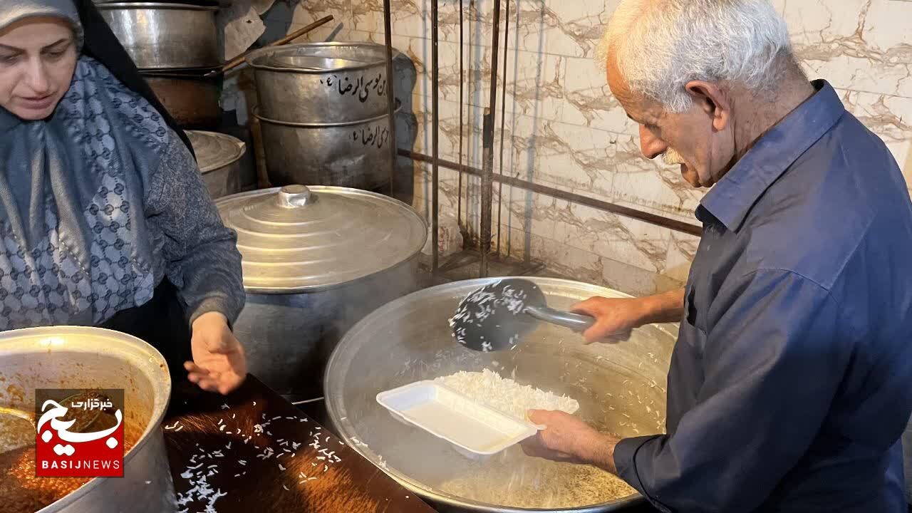 توزیع بیش از یک هزار پرس غذای گرم در به نیابت از شهدای مدافع امنیت در رشت توزیع بیش از یک هزار پرس غذای گرم در به نیابت از شهدای مدافع امنیت در رشت