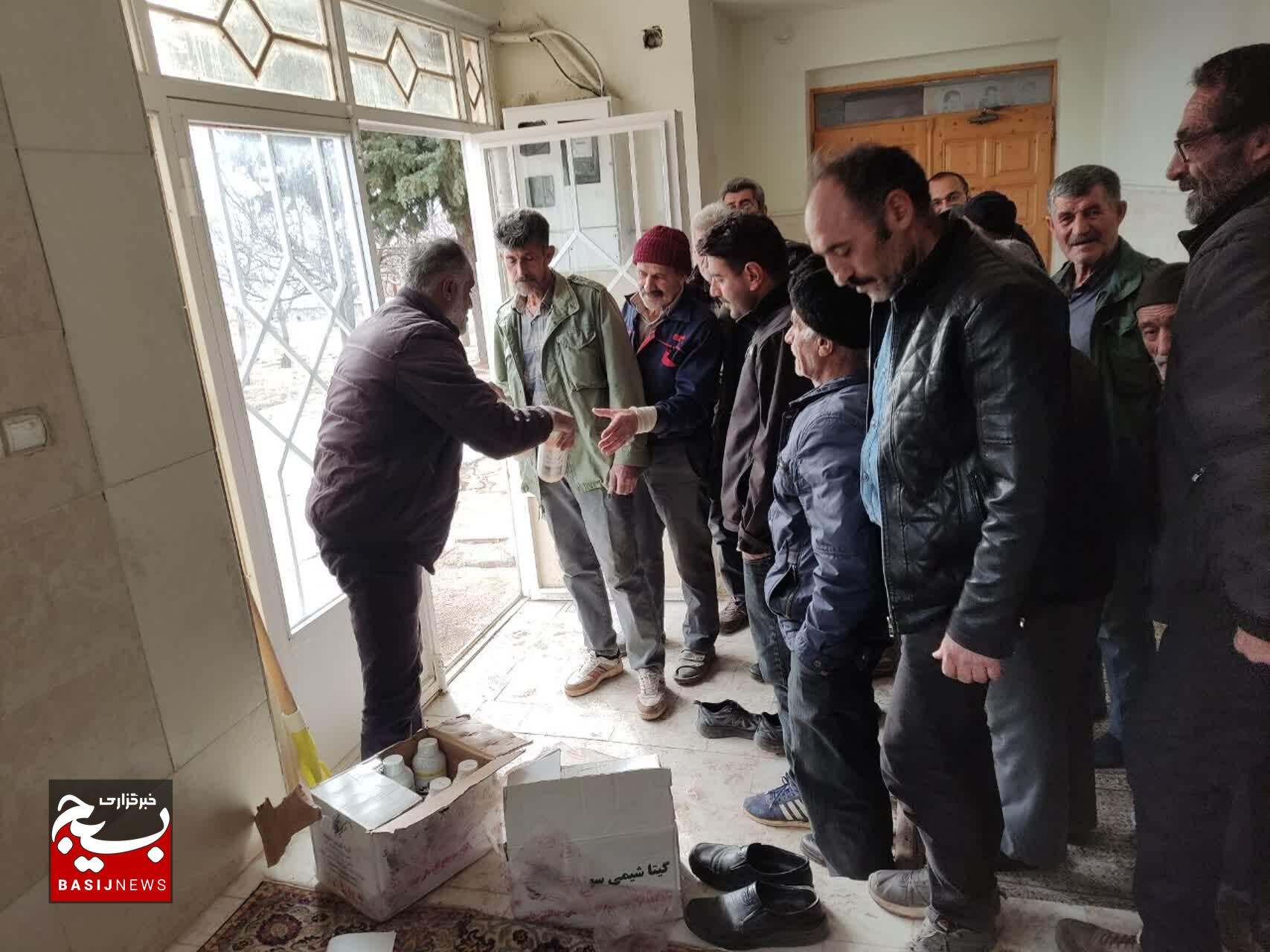 ویزیت ۴ هزار رأس دام و توزیع داروی رایگان بین دامداران عشایری ویزیت ۴ هزار رأس دام و توزیع داروی رایگان بین دامداران عشایری