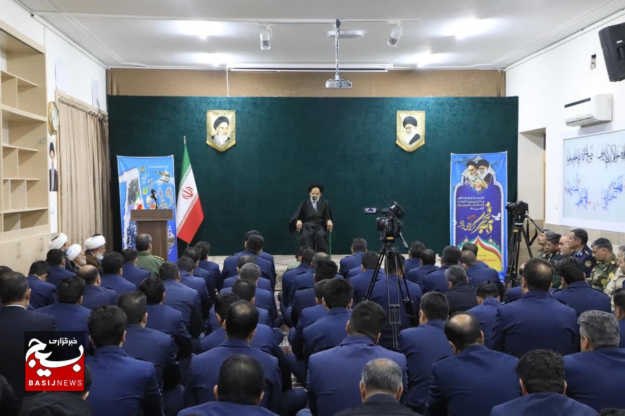 نیروی هوایی در حرکتهای انقلابی و دفاع از کشور پیشگام است نیروی هوایی در حرکتهای انقلابی و دفاع از کشور پیشگام است
