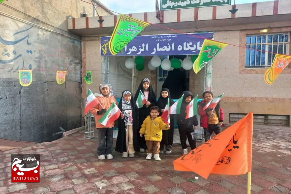 برگزاری برنامههای متنوع فرهنگی به مناسبت دهه فجر در حوزه مقاومت بسیج کوثر فامنین برگزاری برنامههای متنوع فرهنگی به مناسبت دهه فجر در حوزه مقاومت بسیج کوثر فامنین