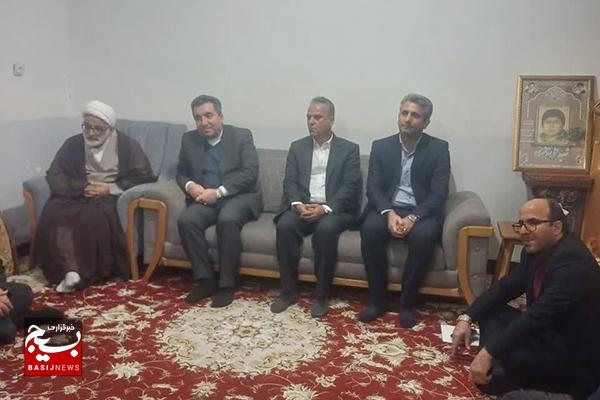 دیدار رئیس سازمان ثبت اسناد با خانواده شهید زائری دیدار رئیس سازمان ثبت اسناد با خانواده شهید زائری