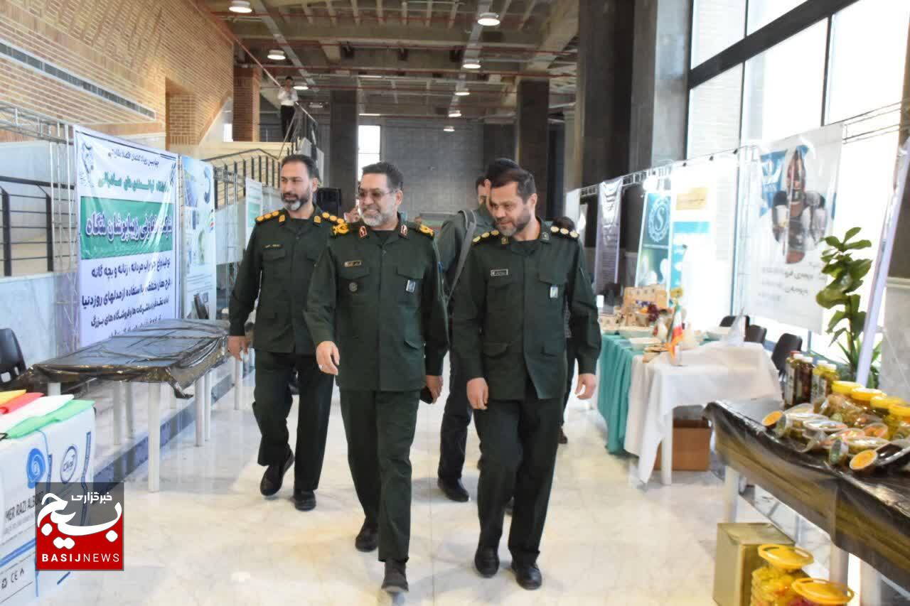 بازدید مسئول سازمان بسیج مهندسین صنعت و معدن کشور از غرفه‌های تولیدکنندگان نمایشگاه فرصت‌های سرمایه‌گذاری همدان