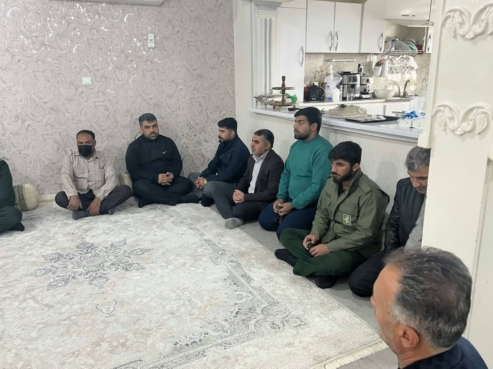 دیدار فرمانده تیپ ۴۸ فتح با خانواده شهدای مدافع امنیت در گچساران دیدار فرمانده تیپ ۴۸ فتح با خانواده شهدای مدافع امنیت در گچساران