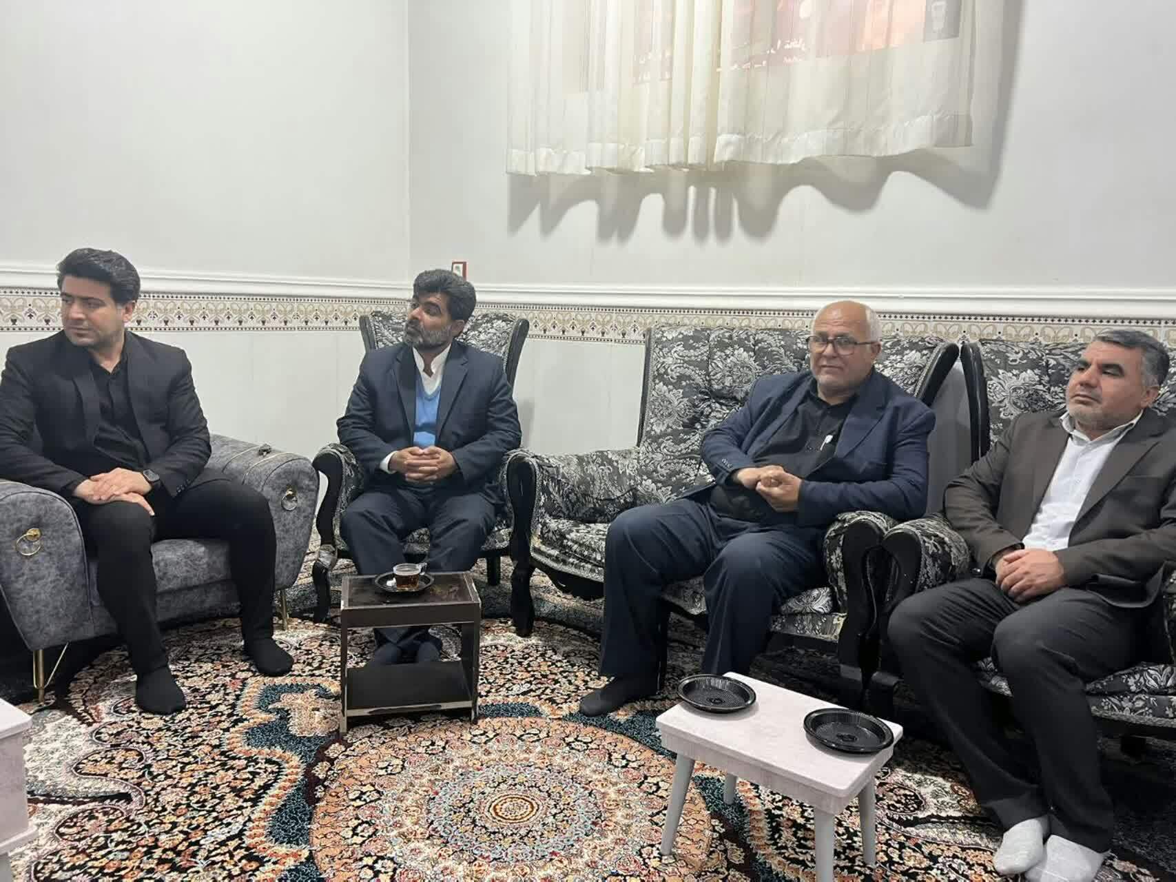 دیدار فرمانده تیپ ۴۸ فتح با خانواده شهدای مدافع امنیت در گچساران دیدار فرمانده تیپ ۴۸ فتح با خانواده شهدای مدافع امنیت در گچساران