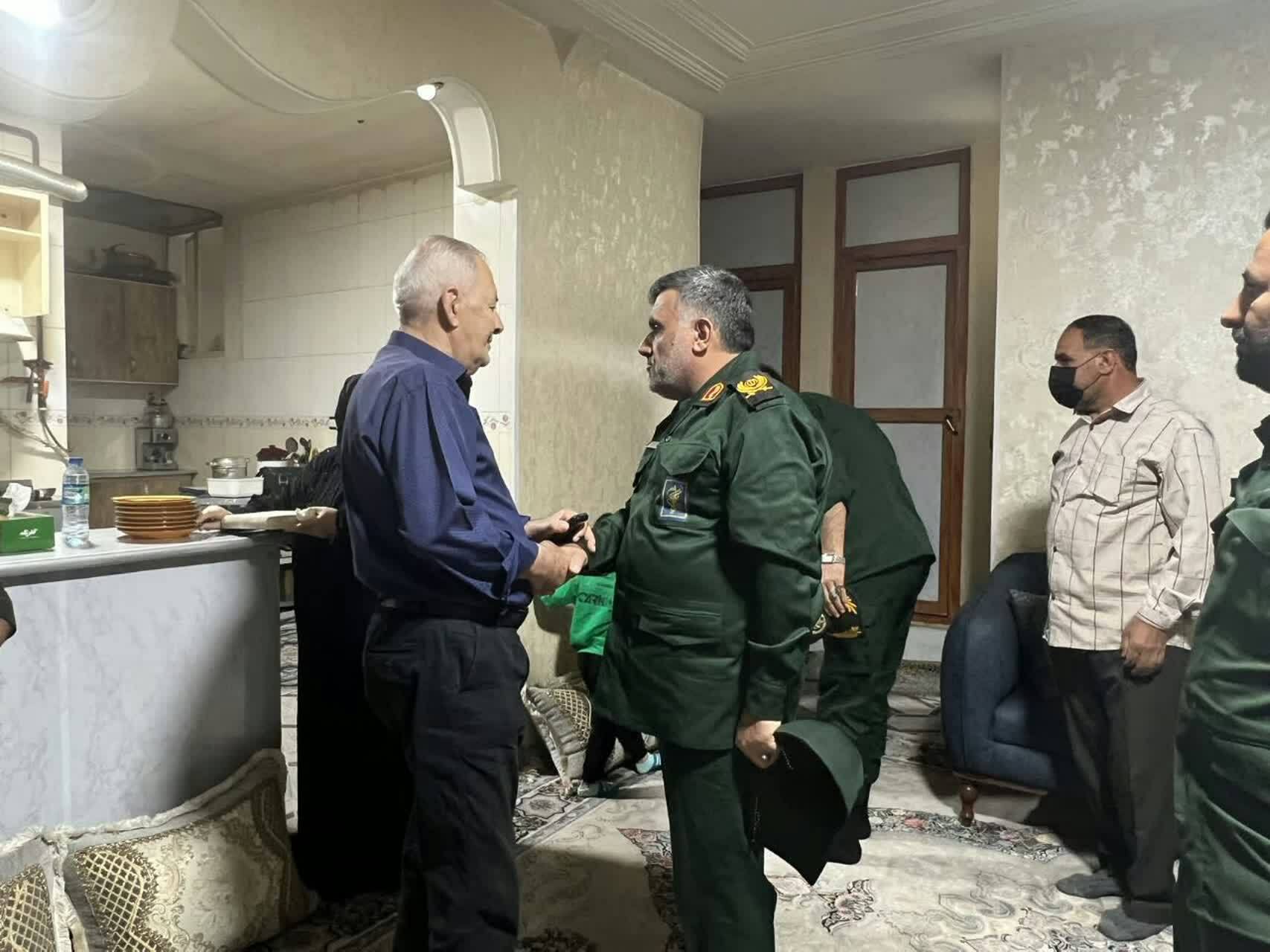 دیدار فرمانده تیپ ۴۸ فتح با خانواده شهدای مدافع امنیت در گچساران دیدار فرمانده تیپ ۴۸ فتح با خانواده شهدای مدافع امنیت در گچساران
