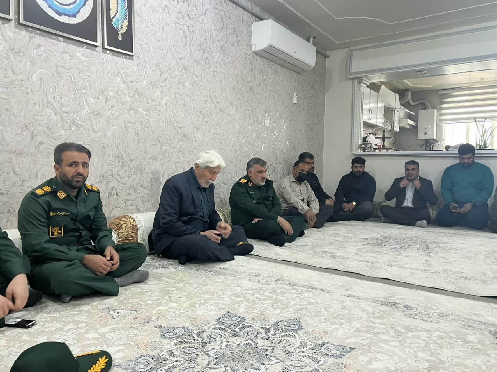 دیدار فرمانده تیپ ۴۸ فتح با خانواده شهدای مدافع امنیت در گچساران دیدار فرمانده تیپ ۴۸ فتح با خانواده شهدای مدافع امنیت در گچساران