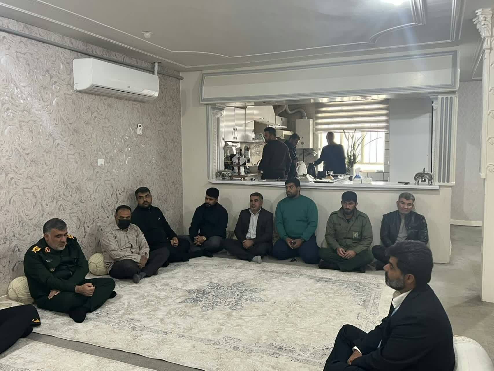 دیدار فرمانده تیپ ۴۸ فتح با خانواده شهدای مدافع امنیت در گچساران دیدار فرمانده تیپ ۴۸ فتح با خانواده شهدای مدافع امنیت در گچساران