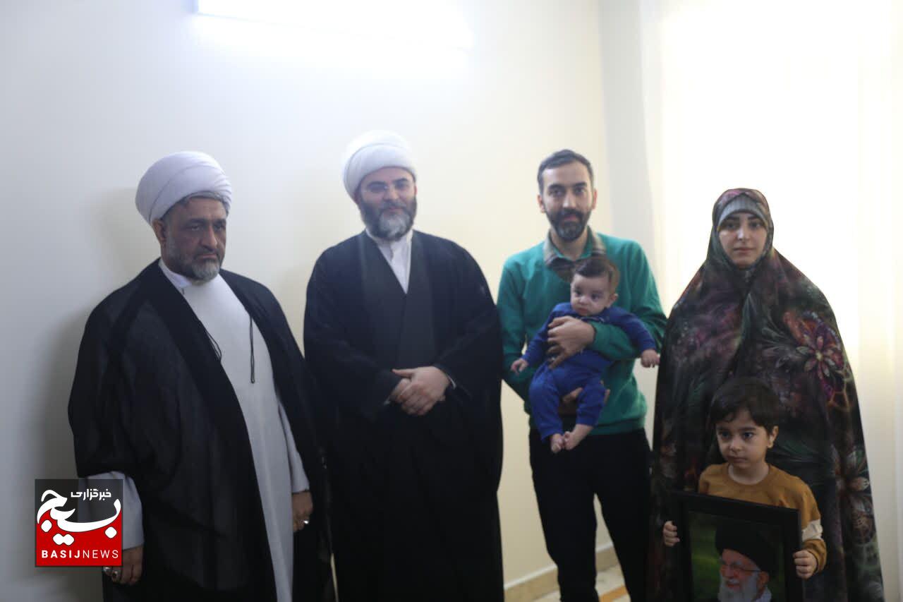 حضور نمایندگان رهبر معظم انقلاب در منازل جانبازان سرافراز دفاع مقدس ۱۲روزه