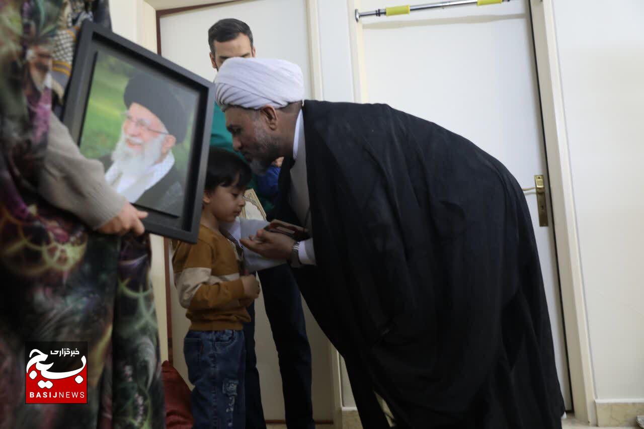 حضور نمایندگان رهبر معظم انقلاب در منازل جانبازان سرافراز دفاع مقدس ۱۲روزه