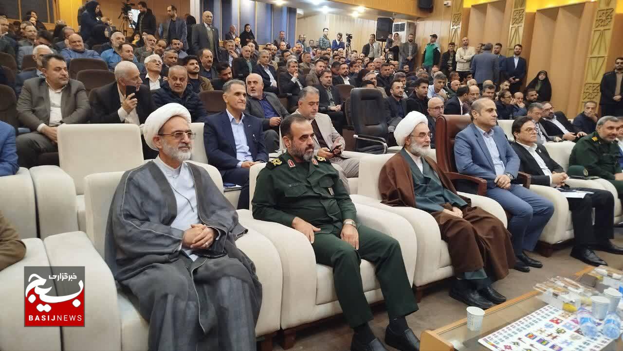 کارگران محور اصلی موفقیت و رشد جامعه محسوب میشوند کارگران محور اصلی موفقیت و رشد جامعه محسوب میشوند