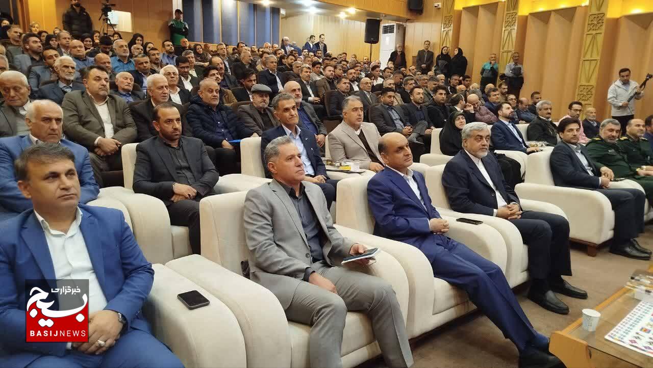 کارگران محور اصلی موفقیت و رشد جامعه محسوب میشوند کارگران محور اصلی موفقیت و رشد جامعه محسوب میشوند