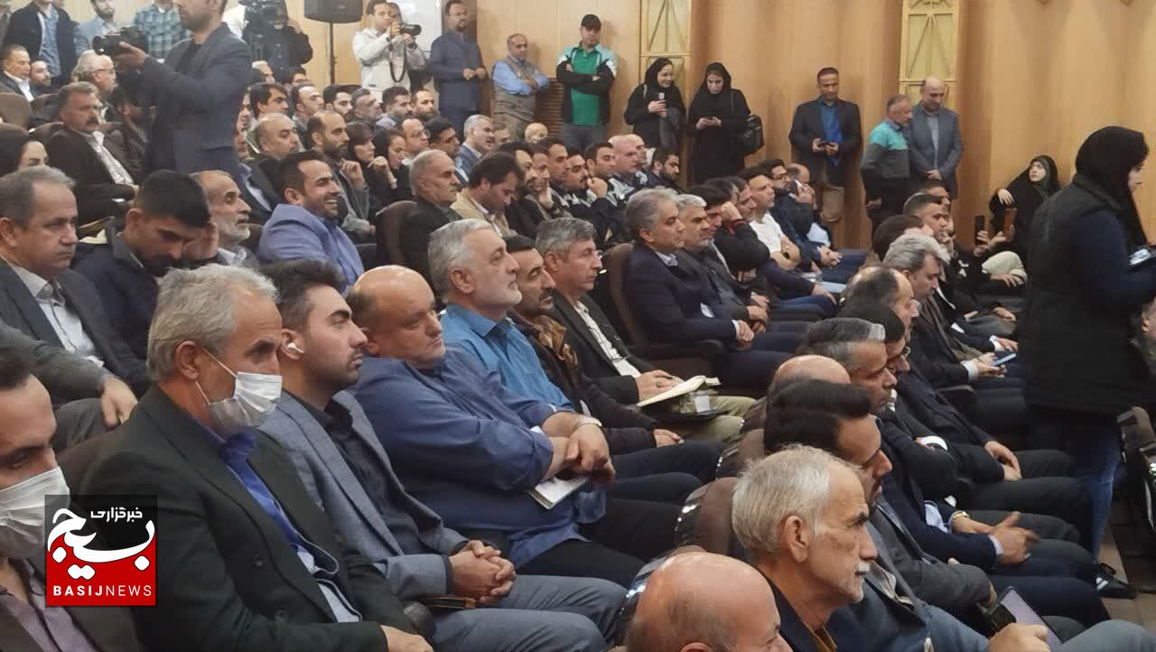 کارگران محور اصلی موفقیت و رشد جامعه محسوب میشوند کارگران محور اصلی موفقیت و رشد جامعه محسوب میشوند