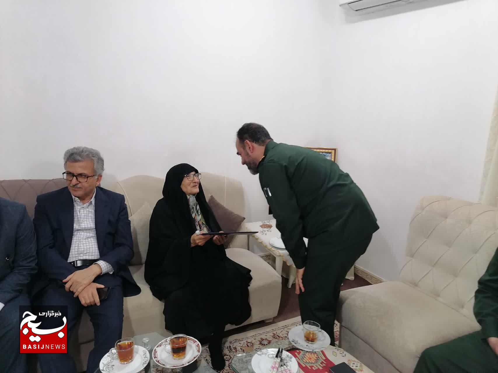 دیدار فرمانده سپاه قدس گیلان با خانواده «شهید غلامحسن ضامن» در رشت دیدار فرمانده سپاه قدس گیلان با خانواده «شهید غلامحسن ضامن» در رشت
