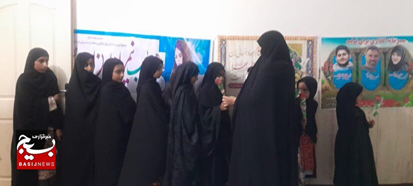 اهدا شاخه گل به دختران به مناسبت دهه کرامت در خاش