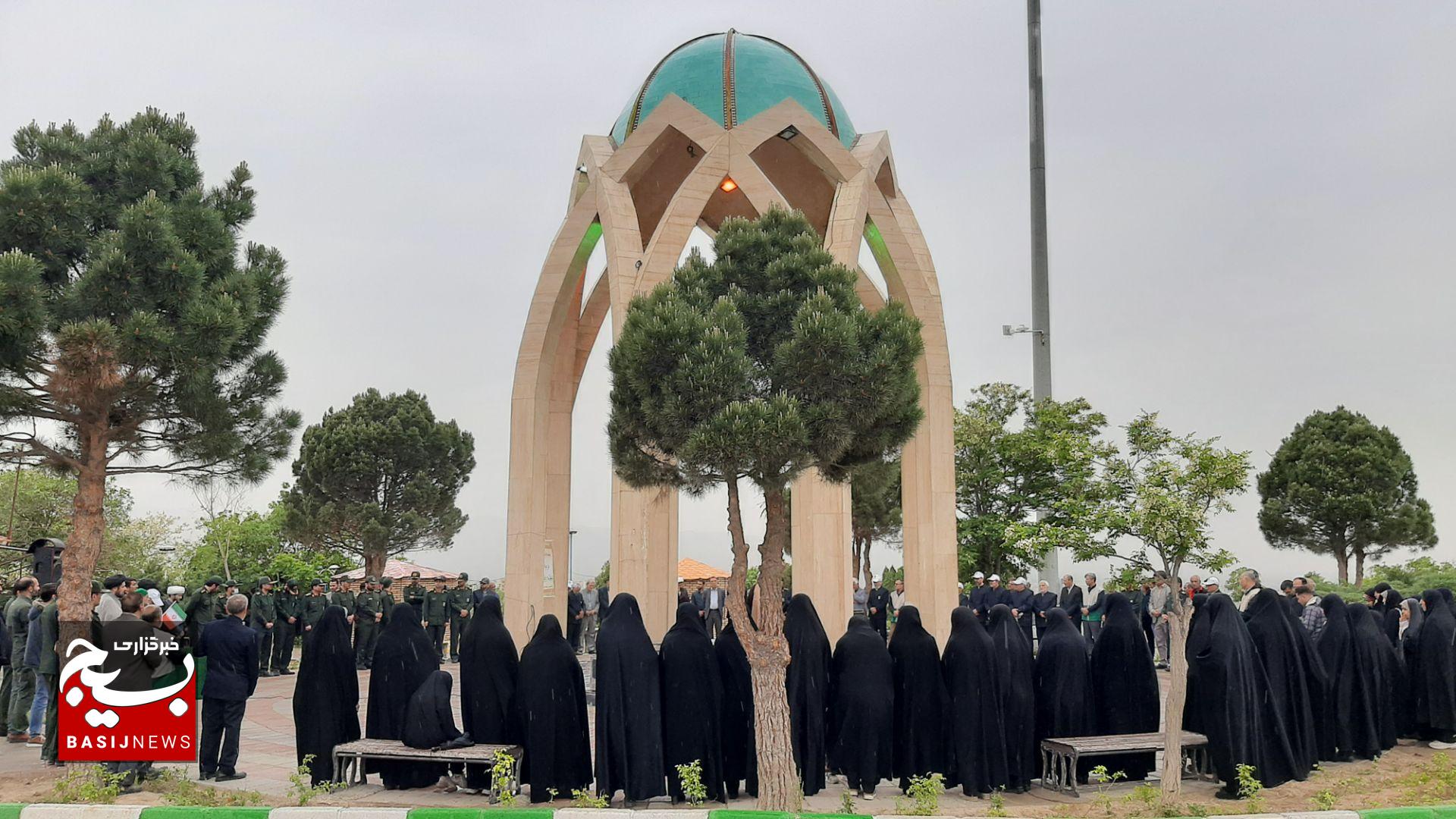 غبارروبی وعطر افشانی گلزار شهدای گمنام شهرستان قوچان به روایت تصویر