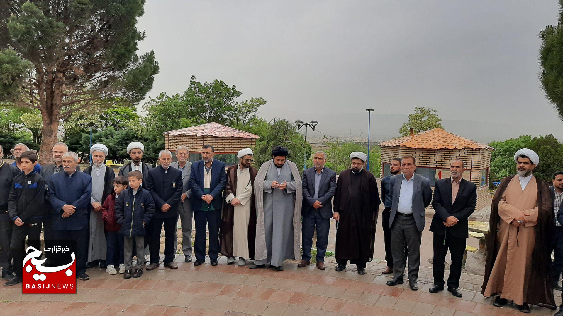 غبارروبی وعطر افشانی گلزار شهدای گمنام شهرستان قوچان به روایت تصویر