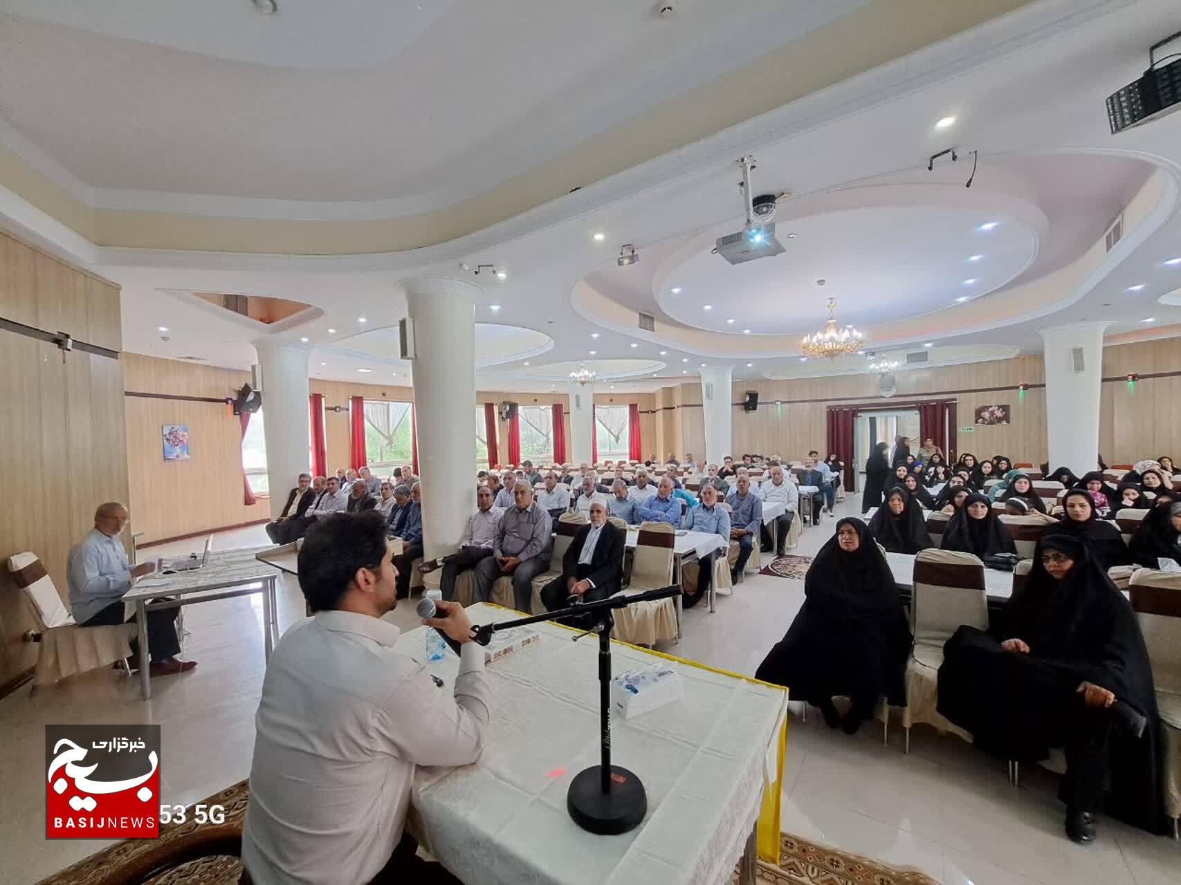 محفل انس و الفت پیشکسوتان ناحیه مقاومت برگزاری محفل انس و الفت پیشکسوتان سپاه ناحیه خرم‌آباد