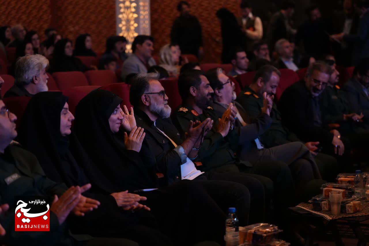 برگزاری آیین تجلیل از هنرمندان بسیجی افتخارآفرین لرستان در جشنواره های مختلف هنری سال ۱۴۰۳ برگزاری آیین تجلیل از هنرمندان بسیجی افتخارآفرین لرستان در جشنواره های مختلف هنری سال ۱۴۰۳