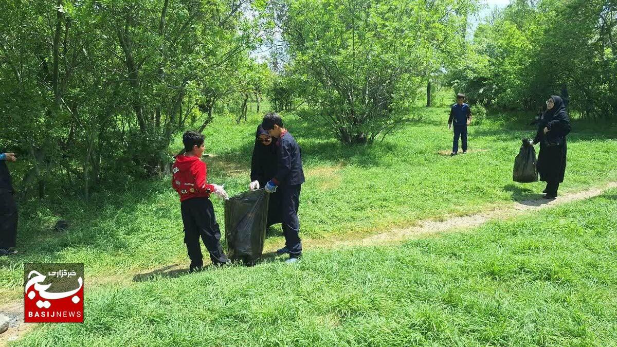 جمع آوری زباله‌های رها شده در طبیعت توسط دانش آموزان/ شادی و یک دنیا هیجان برای دانش آموزان روستای شترک