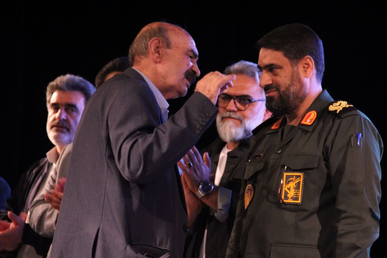 برگزاری آیین تجلیل از هنرمندان بسیجی افتخارآفرین لرستان در جشنواره های مختلف هنری سال ۱۴۰۳ برگزاری آیین تجلیل از هنرمندان بسیجی افتخارآفرین لرستان در جشنواره های مختلف هنری سال ۱۴۰۳