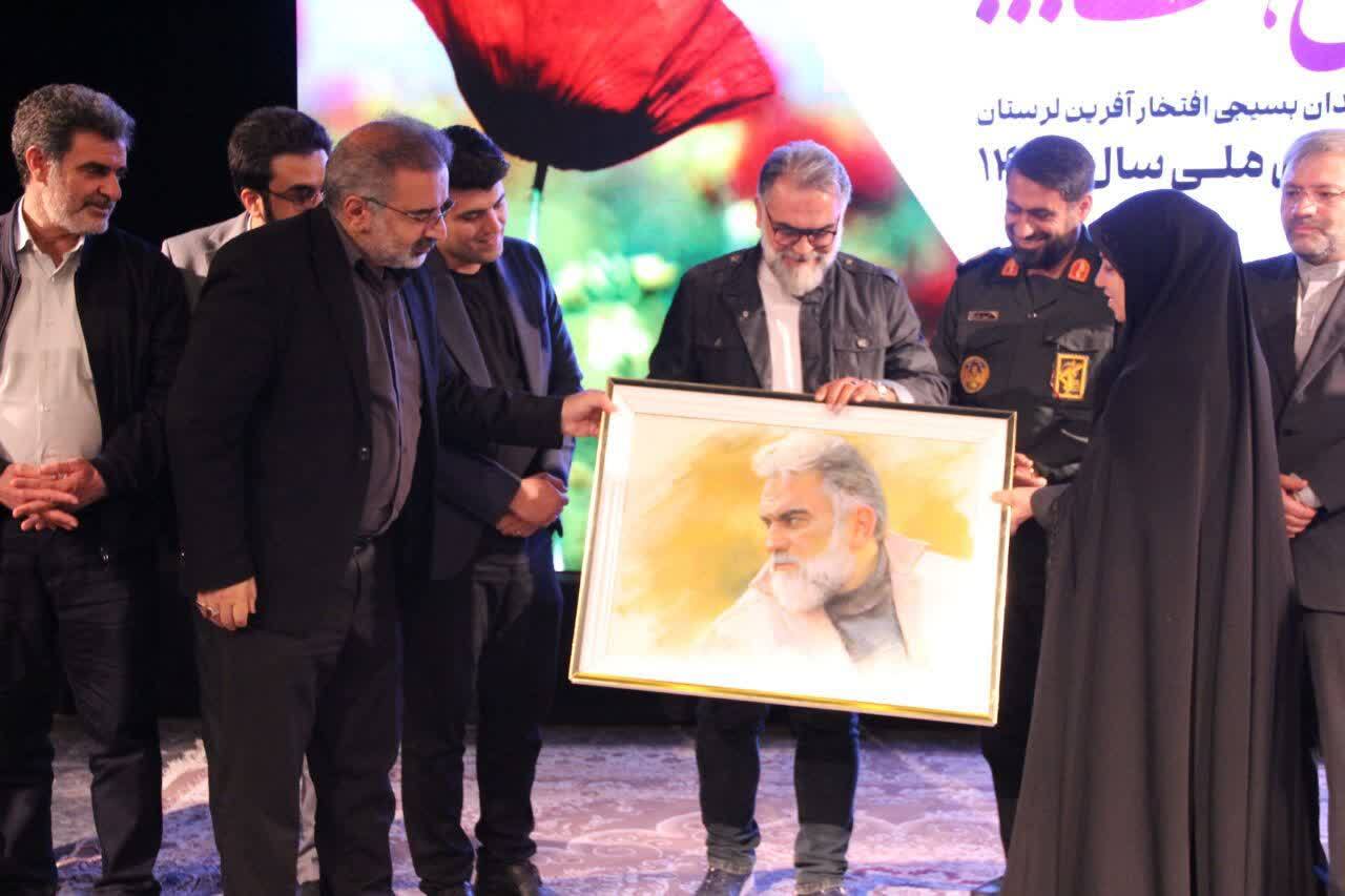 برگزاری آیین تجلیل از هنرمندان بسیجی افتخارآفرین لرستان در جشنواره های مختلف هنری سال ۱۴۰۳ برگزاری آیین تجلیل از هنرمندان بسیجی افتخارآفرین لرستان در جشنواره های مختلف هنری سال ۱۴۰۳