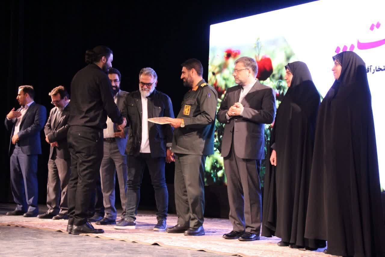 برگزاری آیین تجلیل از هنرمندان بسیجی افتخارآفرین لرستان در جشنواره های مختلف هنری سال ۱۴۰۳ برگزاری آیین تجلیل از هنرمندان بسیجی افتخارآفرین لرستان در جشنواره های مختلف هنری سال ۱۴۰۳